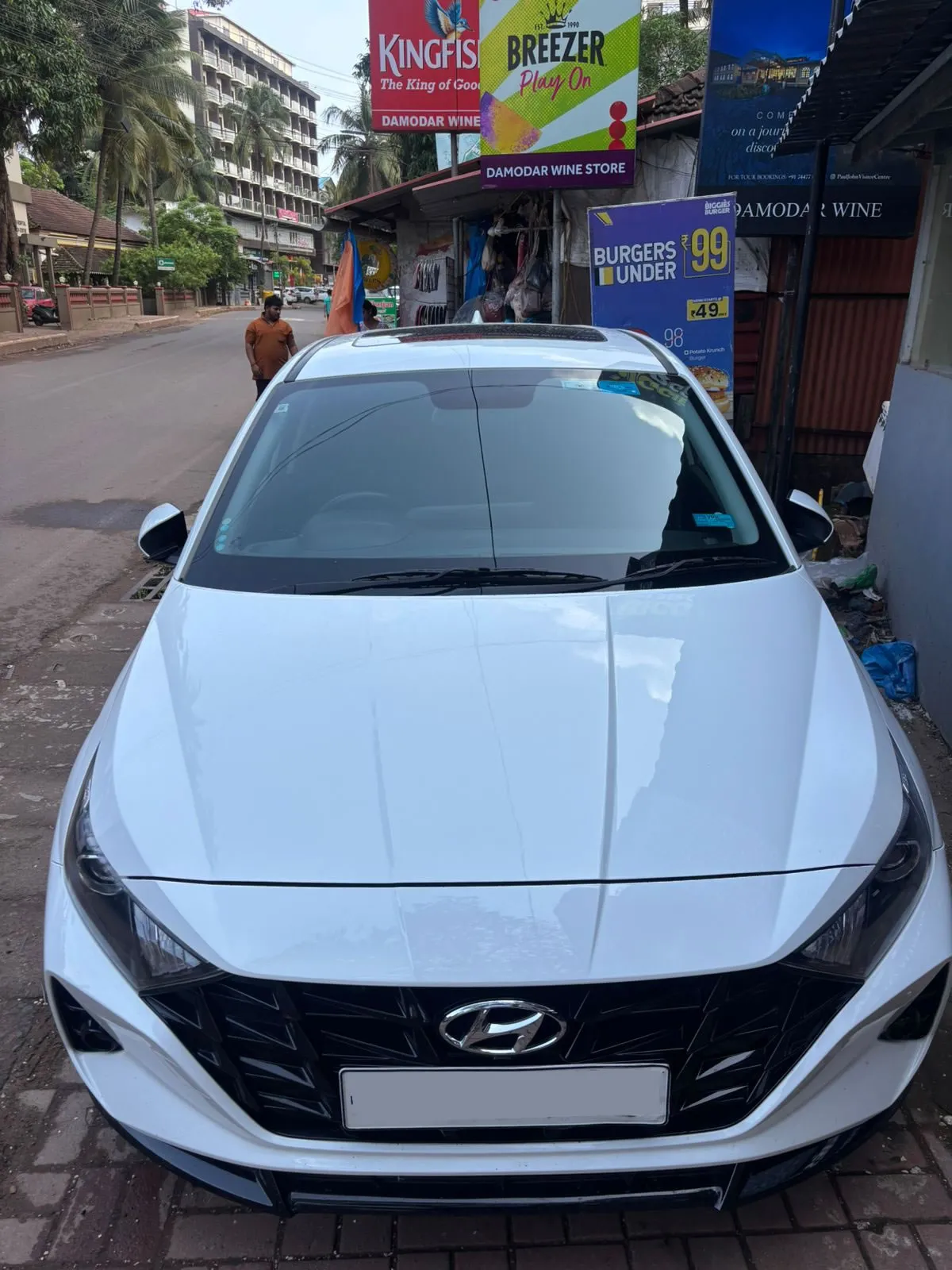 Hyundai i20 Automatic - Sunroof - Front view