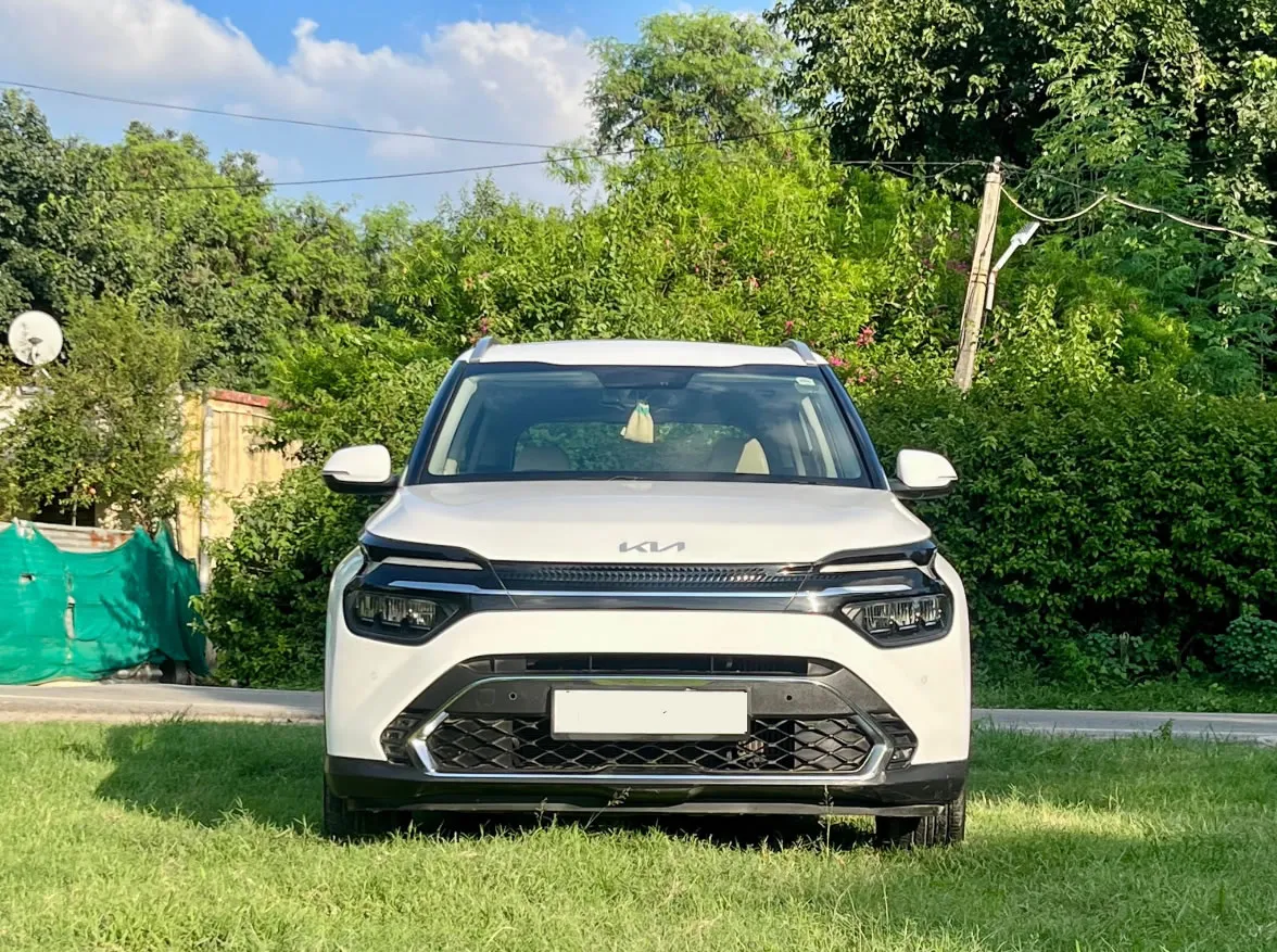 KIA Carens Auto - Front view