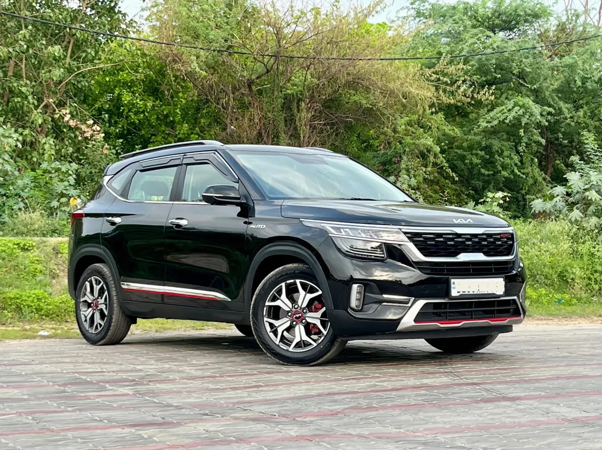 Right side angle of the KIA Seltos, a great self-drive car rental in Goa.