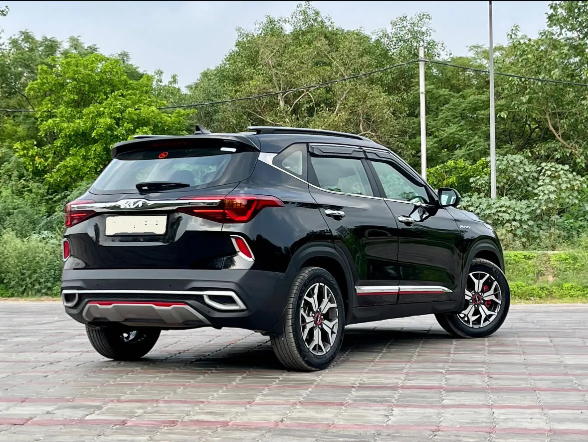 Side view of the KIA Seltos automatic, a stylish car for rent in Goa.